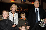 Circus Krone gehört bei ihm zu Weihnachten: Dr. Edmund Stoiber mit Frau Karin und Enkelkindern (Foto: Ingrid Grossmann)